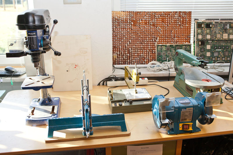 Bild eines Tisches mit mehreren Werkzeugmaschinen.